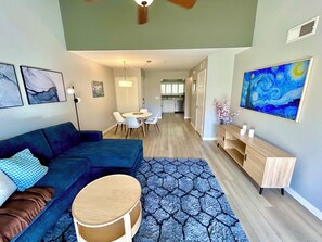 Smart TV - Modern Condo in Prime Location - Pool, Jacuzzi, Dining Nearby (Scottsdale)