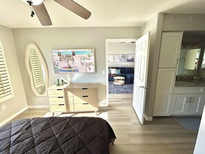 2 bedrooms, iron/ironing board, WiFi, bed sheets - Modern Condo in Prime Location - Pool, Jacuzzi, Dining Nearby (Scottsdale)