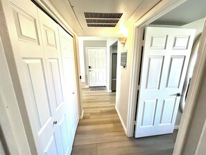 Interior - Modern Condo in Prime Location - Pool, Jacuzzi, Dining Nearby (Scottsdale)