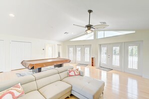 Smart TV, offices - Spacious 4BR Riverside Retreat with Pool & Hot Tub (Alva)