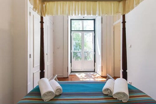 Dom Dinis Terrace
Charming Dom Dinis Terrace Apartment in Rato, Lisbon