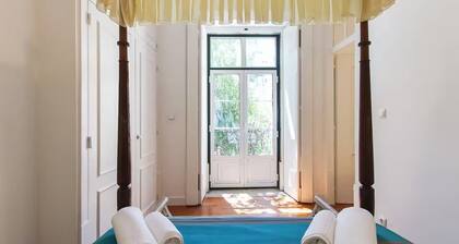 Dom Dinis Terrace
Charming Dom Dinis Terrace Apartment in Rato, Lisbon