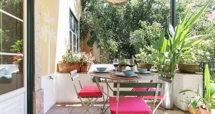 Dom Dinis Terrace
Charming Dom Dinis Terrace Apartment in Rato, Lisbon