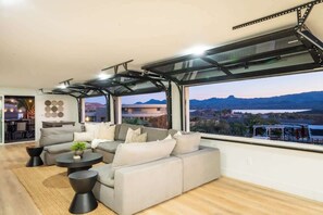 Una Smart TV, una chimenea, videojuegos, un futbolín