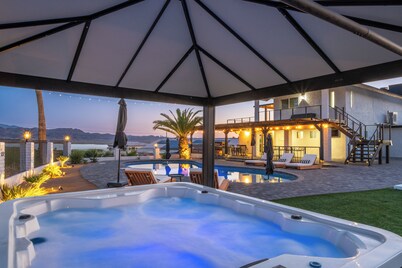 Iconic Lakeviews w/Pickleball, Pool & Hot Tub, Firepit, near marina