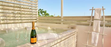 Outdoor spa tub