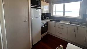 Kaffetrakter/tekoker, kjøleskap, mikrobølgeovn og ovn