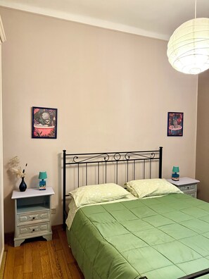 1 habitación, tabla de planchar con plancha, wifi gratis y ropa de cama 