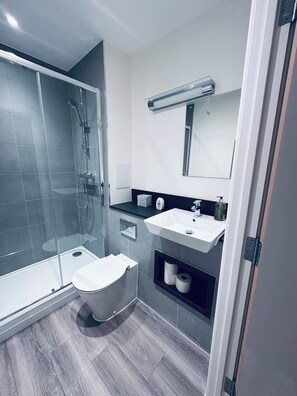 Dusche, Haartrockner, Handtücher, Seife