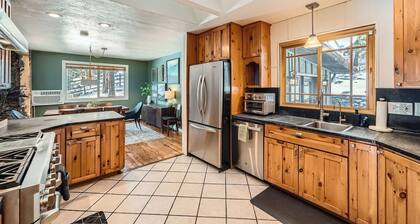 Lone Spruce Lodge- Mountain Tranquility with City Convenience in Evergreen