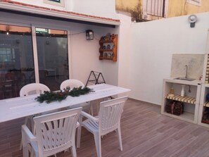 Outdoor dining - Casa Avelar modernized historic house near the beach (São Martinho do Porto)