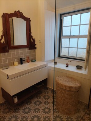 Shower, hair dryer, towels, soap - Casa Avelar modernized historic house near the beach (São Martinho do Porto)