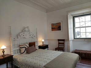 2 chambres, fer et planche à repasser, lit de bébé portatif