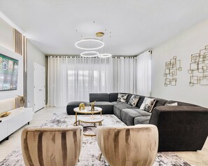 TV, mesa de pingue-pongue