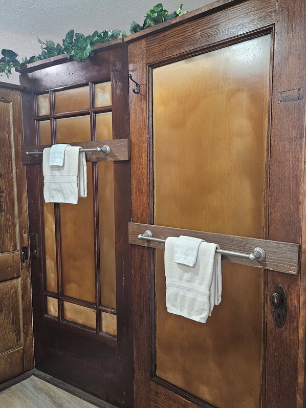 Interior - Quaint little studio (Leavittsburg)