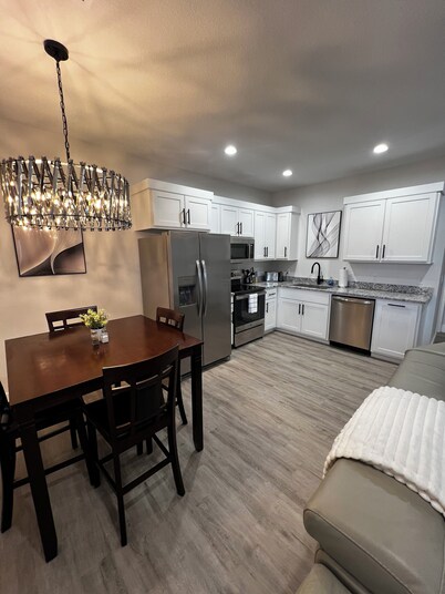 Modern Brand New Getaway. Heated Pool, Hot Tub!