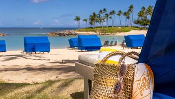 Sulla spiaggia, lettini da mare, teli da spiaggia