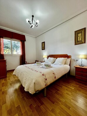 2 bedrooms, iron/ironing board, free WiFi, bed sheets