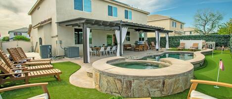 Piscina a l'aire lliure i piscina climatitzada