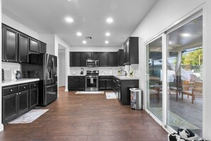 Fridge, microwave, oven, stovetop - Tranquility Meets Adventure in the Heart of the Desert Near Events & Attraction (Coachella)