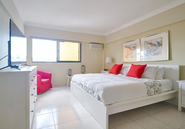 Classic Penthouse, 4 Bedrooms, City View, Tower | 4 bedrooms, premium bedding, memory foam beds, in-room safe -  Penthouse in Evaristo Morales Sleeps 14 (Santo Domingo)