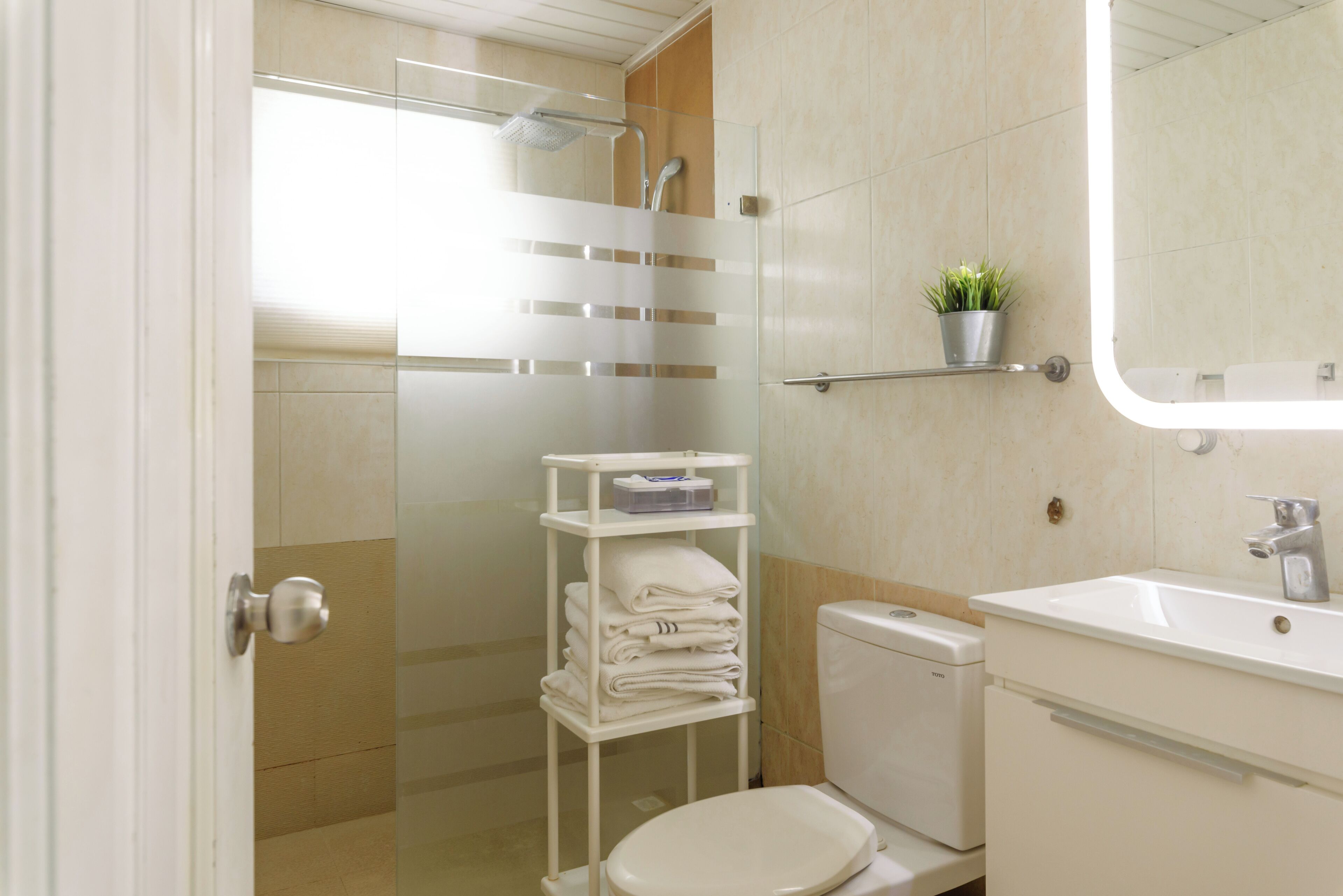 Classic Penthouse, 4 Bedrooms, City View, Tower | Bathroom | Combined shower/tub, free toiletries, towels, soap