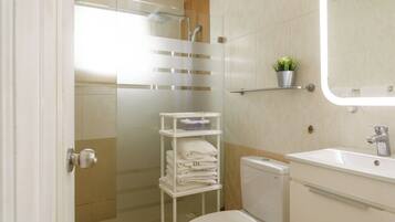 Classic Penthouse, 4 Bedrooms, City View, Tower | Bathroom | Combined shower/tub, free toiletries, towels, soap