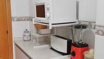 Een magnetron, een oven, een kookplaat, een vaatwasser