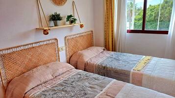 3 chambres, fer et planche à repasser, Wi-Fi, draps fournis