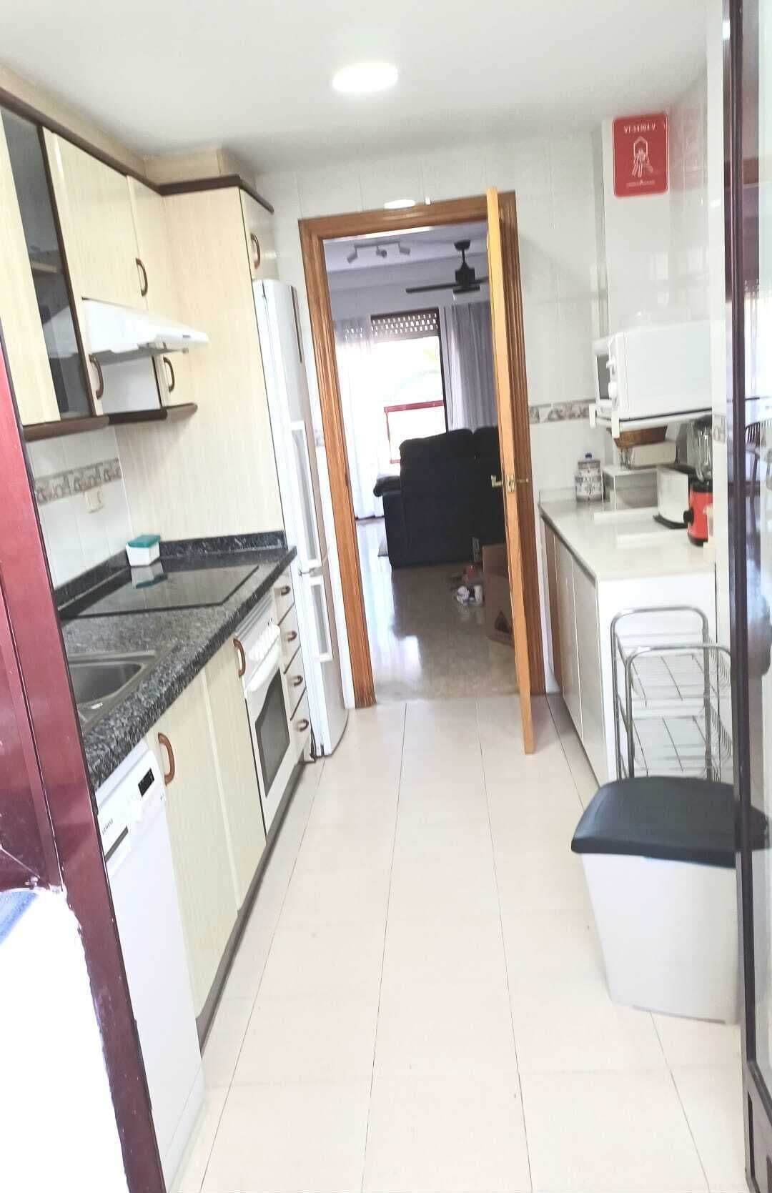 Microondas, horno, placa de cocina y lavavajillas