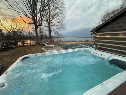 Lakeside Cabin minutes from major wedding venues - POOL and 10 person swim spa