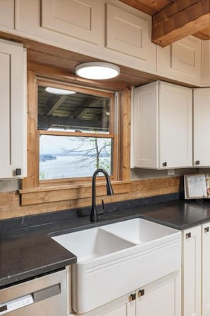 Fridge, microwave, oven, stovetop - Lakeside Cabin minutes from major wedding venues - POOL and 10 person swim spa (Harrison)