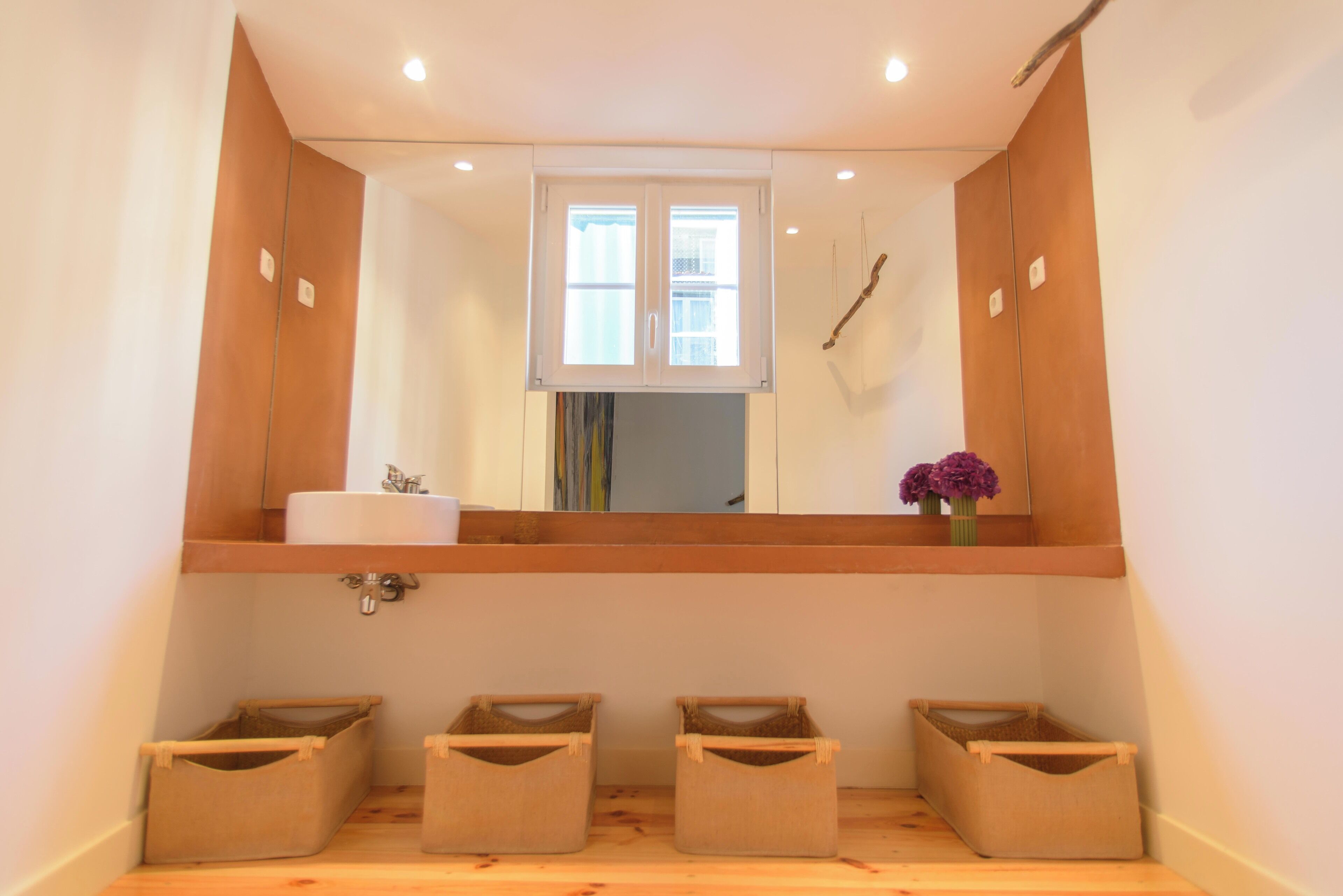 Asciugacapelli, asciugamani, sapone, carta igienica