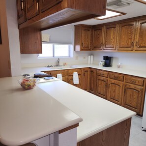 Refrigerador, horno, parrilla de estufa y cafetera y tetera 