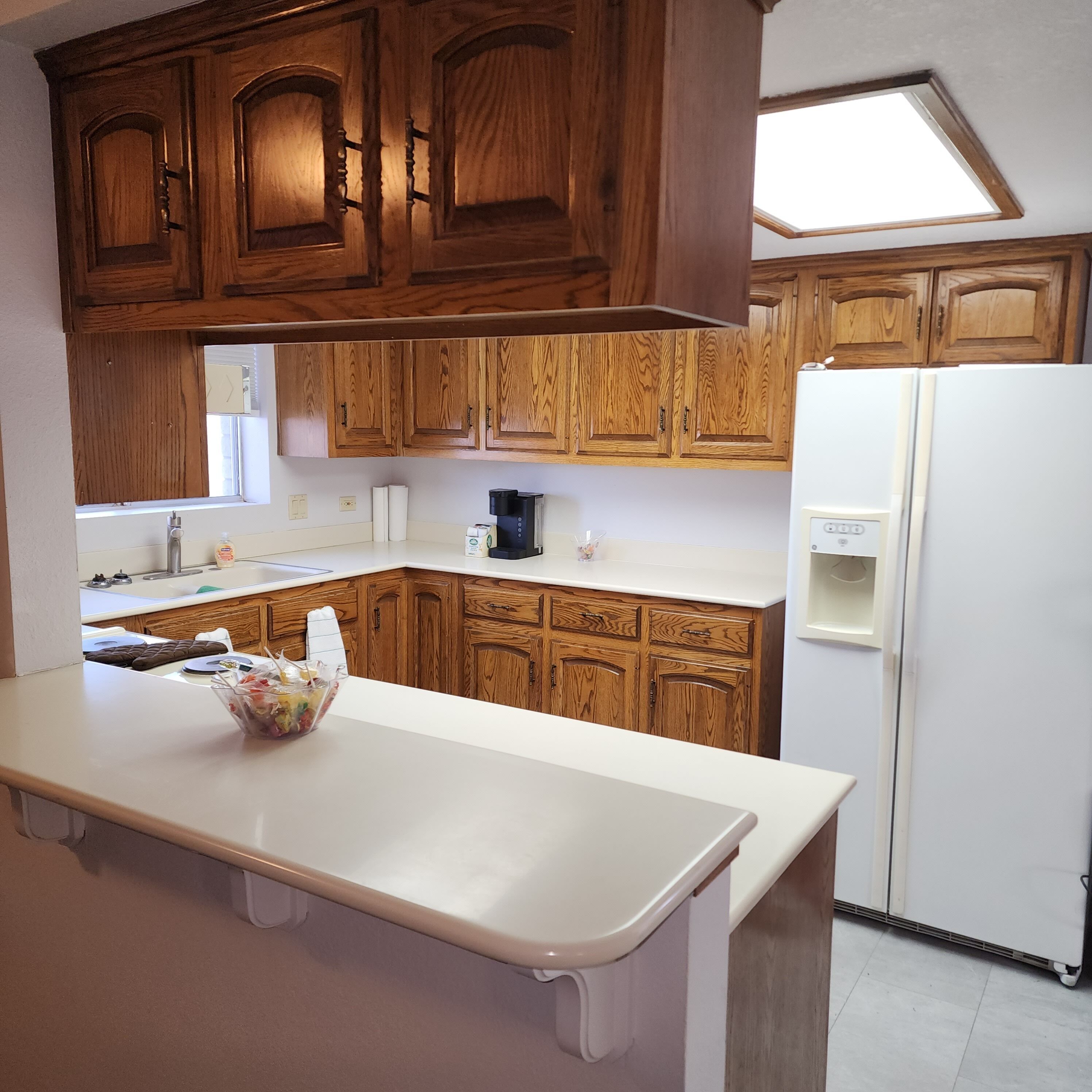 Een koelkast, een oven, een kookplaat, een koffiezetapparaat/waterkoker