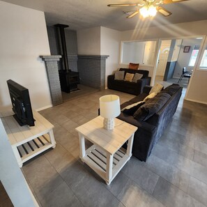 Smart TV, fireplace