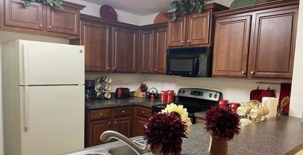 Fridge, microwave, oven, stovetop - Charming 3-bedroom townhome in Morrow with AC, WiFi. (Morrow)