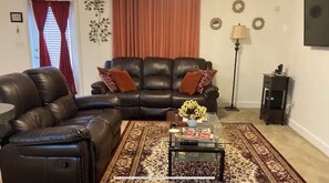 Smart TV - Charming 3-bedroom townhome in Morrow with AC, WiFi. (Morrow)