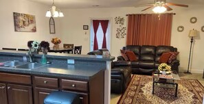 Interior - Charming 3-bedroom townhome in Morrow with AC, WiFi. (Morrow)