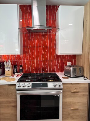 Fridge, microwave, oven, stovetop