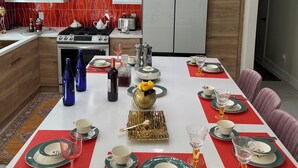 Eine moderne Küche mit Essbereich, gedeckt für eine Mahlzeit.