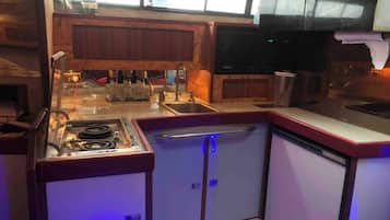 Kylskåp, mikrovågsugn, spishäll och kaffe- och tebryggare