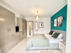 2 bedrooms, in-room safe, desk, iron/ironing board