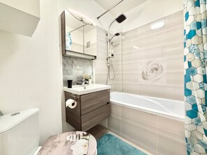 Haartrockner, Handtücher, Seife, Shampoo
