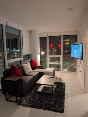 Smart TV - Modern 2 bedroom condo in Olympic Village / Mount Pleasant (Vancouver)
