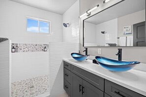 Doccia, asciugacapelli, asciugamani, sapone