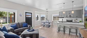 Brand newly remodeled 3-bed, 2  bath Desert Aire w/private pool & RV hookups!