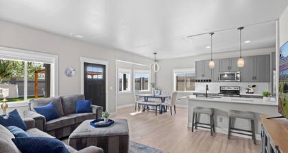 Brand newly remodeled 3-bed, 2 bath Desert Aire w/private pool & RV hookups!