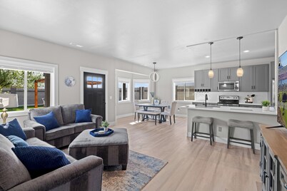 Brand newly remodeled 3-bed, 2  bath Desert Aire w/private pool & RV hookups!