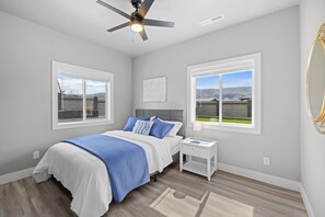 3 bedrooms, travel cot, free WiFi, bed sheets - Brand newly remodeled 3-bed, 2  bath Desert Aire w/private pool & RV hookups! (Mattawa)